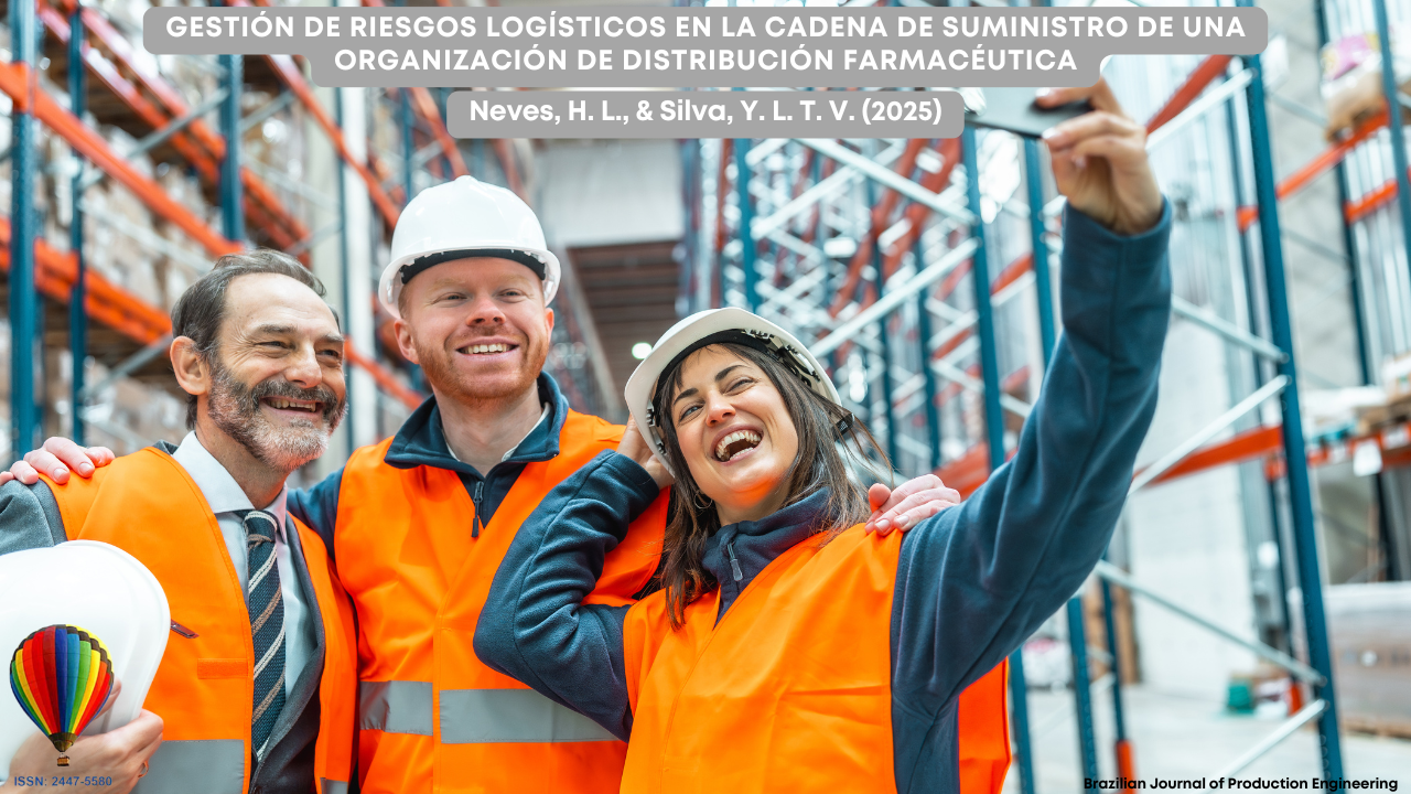 “Tres trabajadores en un centro de distribución, con chalecos reflectantes naranjas y cascos de seguridad, sonríen mientras posan para una selfie entre estanterías industriales llenas de cajas. La imagen representa un entorno logístico vinculado a la gestión de riesgos en la cadena de suministro.”